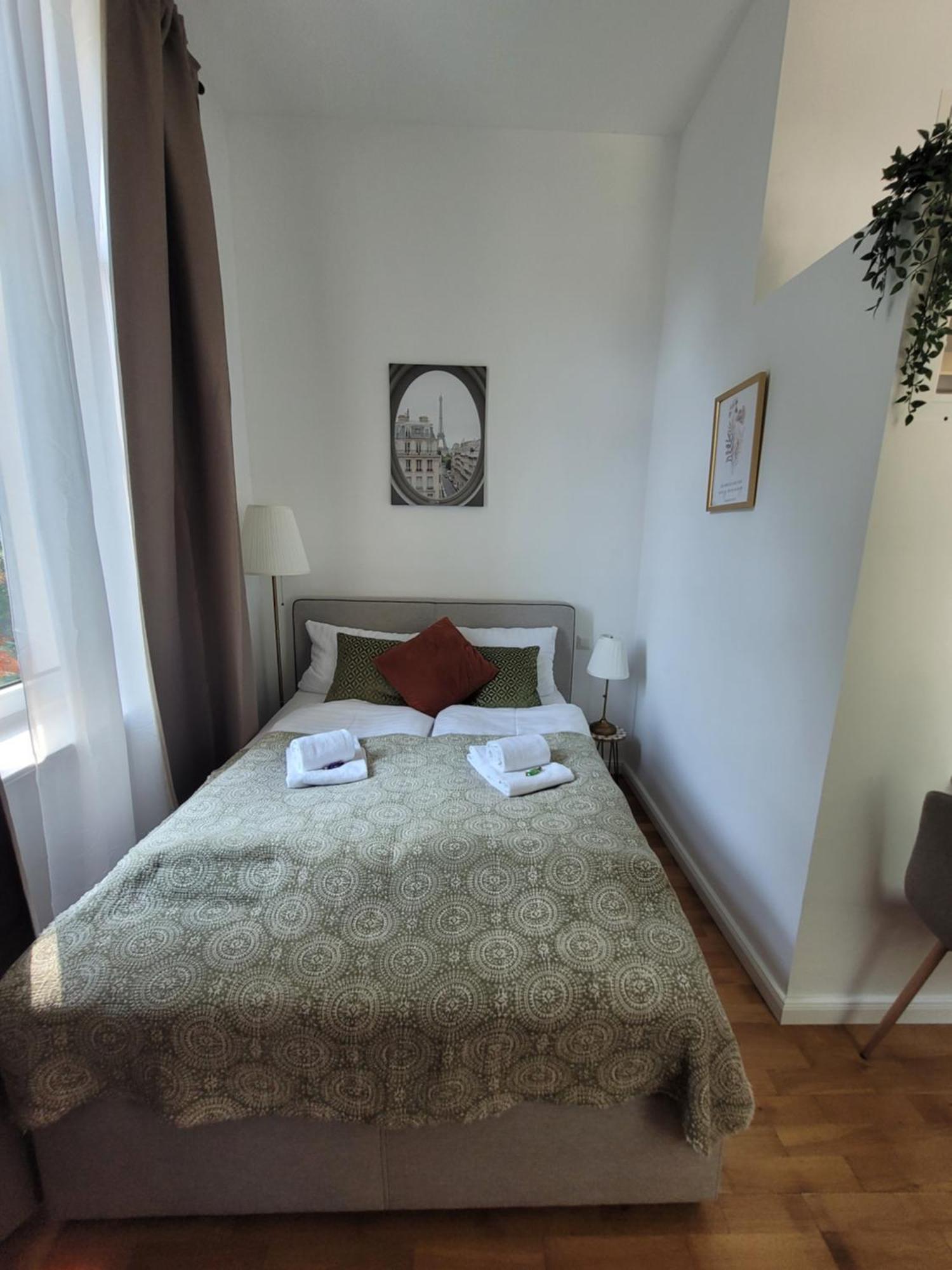 1 Zentral Balkon Parkplatz *