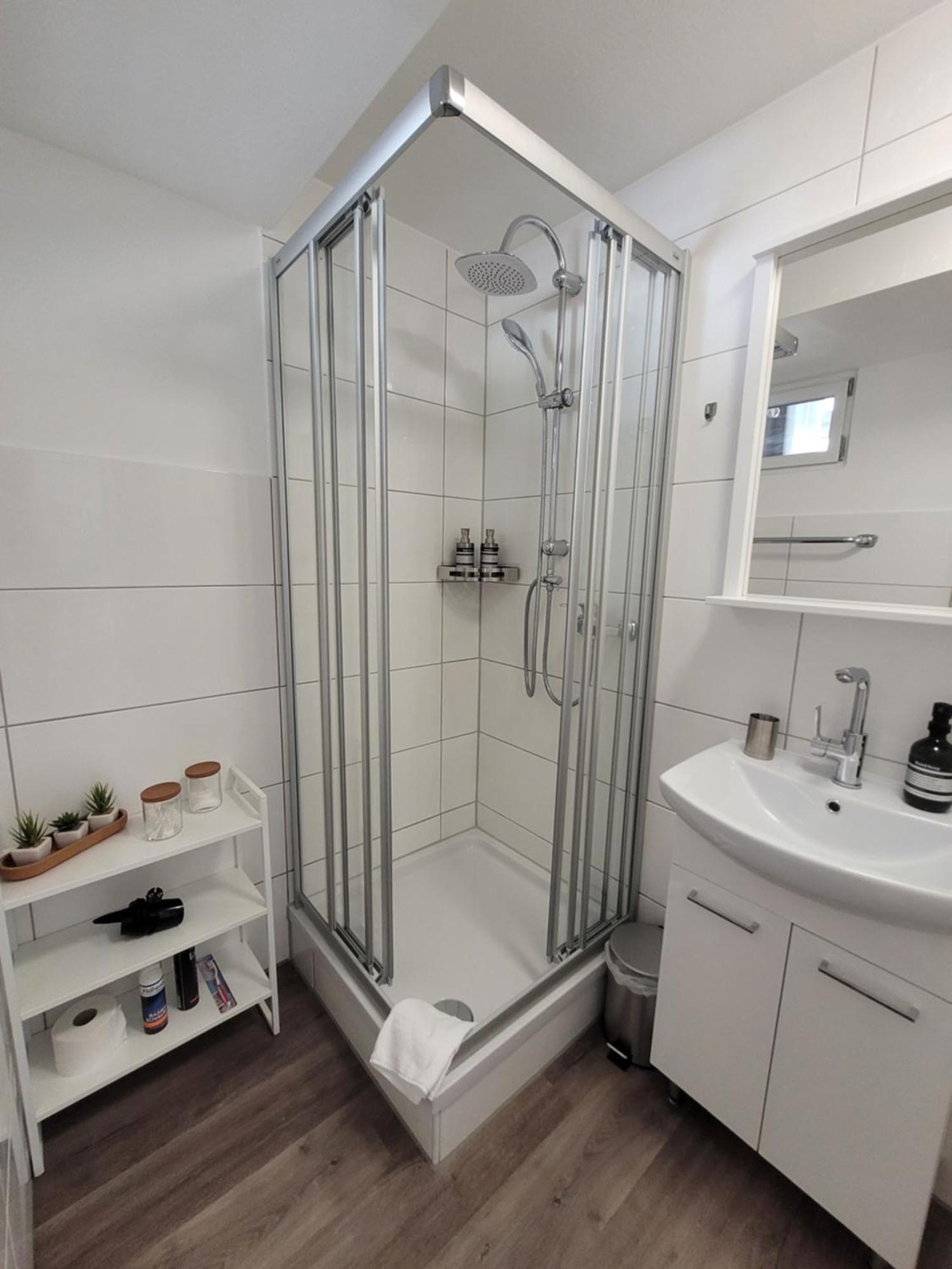 1 Zentral Balkon Parkplatz *